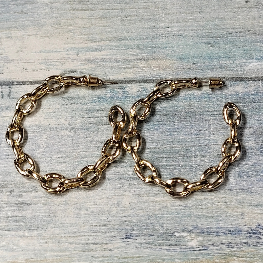 Elegant Gold and Pearl Hoop Earrings Set - Picture 4 of 8